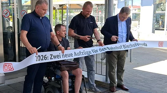 Heiko Klaffenbach, Leiter Bahnhofsmanagement Dresden, David Gratzl, der sich mit „Bischofswerda Inklusiv“ für den barrierefreien Umbau des Bahnhofs engagiert hatte, Sascha Hache, persönlicher Referent des Oberbürgermeisters, und Burkhard Ehlen, Geschäftsführer des Zweckverbandes Verkehrsverbund Ostsachsen (ZVVO) (v.l.n.r.), beim obligatorischen Banddurchschnitt zum Abschluss der Baumaßnahme.