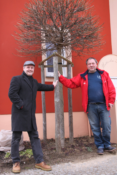 An dieser Stelle, wo Matthias Greth (links) und Knut Winkler stehen, sollen in naher Zukunft ein Servierwagen-Schiebock oder eine Schiebock-Sitzbank ihren Platz finden. 